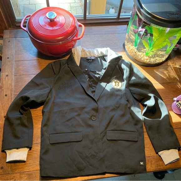 Boston Bruins Women's Black Blazer with Logo - Picture 2 of 14